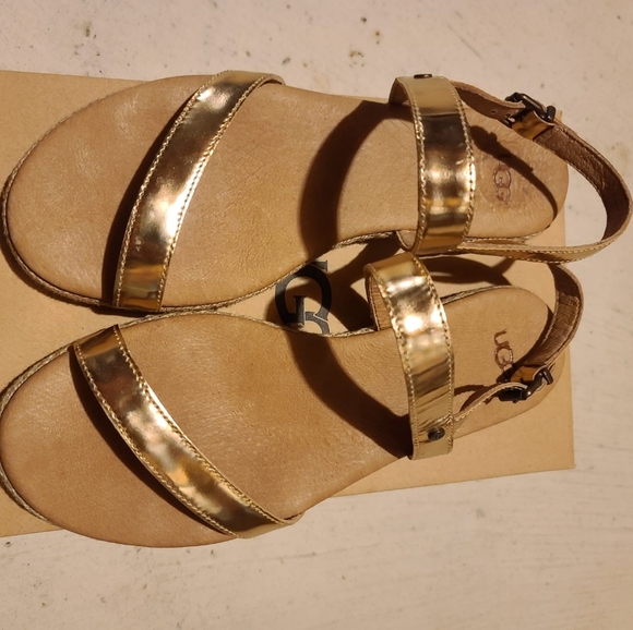 UGG Women's Brylee Gold Sandals Size 6.5 - Picture 3 of 5